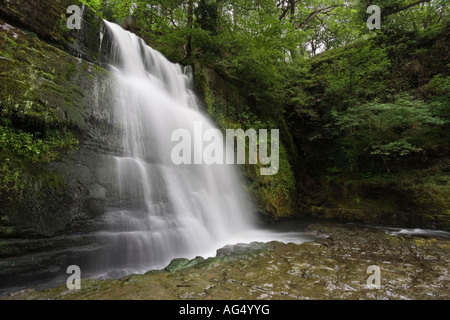 Vue grand angle de la base du Sgwd Oisans Gwyn cascade dans le parc national de Brecon Beacons of Wales United Kingdom Banque D'Images