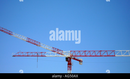 Deux grues de construction rouge et blanc. Banque D'Images