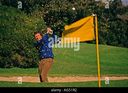 Golfeur sortant d'un bunker à Moore Park à Sydney Banque D'Images