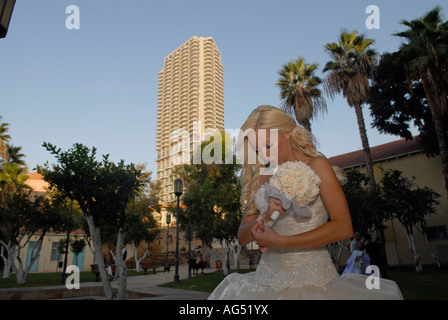 Jeune mariée juive lors de la séance de photographie avant mariage à Neve Quartier de Tzedek tel Aviv Israël Banque D'Images