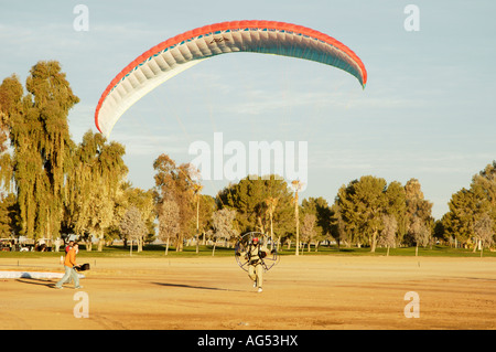 Un pilote de parapente à la 4e conférence annuelle de l'Arizona Flying Circus event à Casa Grande en Arizona Février 2007 Banque D'Images