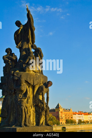 Statue de Saint François Xavier sur le Pont Charles, dans le centre de Prague République tchèque EU Banque D'Images