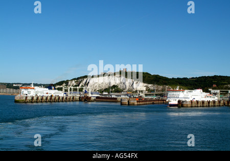 Port de Douvres surplombé par le château de Douvres et les Falaises Blanches Kent England UK Banque D'Images