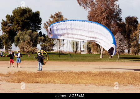 Un pilote de parapente se préparent à décoller Banque D'Images