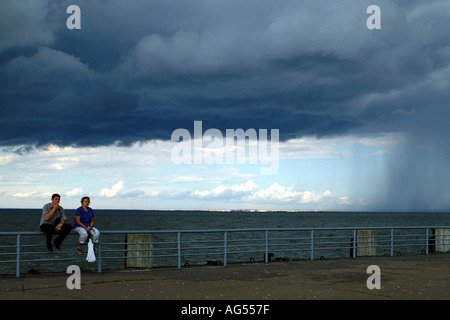 Nuages de pluie sur le golfe de Finlande Fédération de Russie St Petersburg Banque D'Images