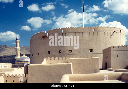 Grand Fort et Masjid mosquée Sultan Qaboos à Nizwa en Oman Banque D'Images