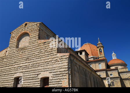 Façade de Basilique médiévale de l'église San Lorenzo avec Bell Tower et le Dôme de Florence Italie Banque D'Images