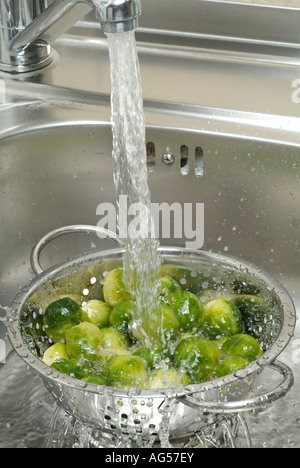 Becs Brussel lavées dans une passoire avant de les faire cuire Banque D'Images