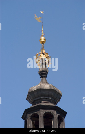 Vue détaillée de la tour de l'hôtel de ville sur la place du marché principal à Cracovie en Pologne, montrant la couronne d'or ornée et la flèche de girouette. Banque D'Images