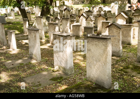 Pierres tombales de Matzevas dans le cimetière juif historique de Remuh, district de Kazimierz, Cracov, Pologne. Monuments anciens en pierre dans un site patrimonial. Banque D'Images