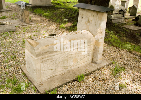 Matzevas antiques au cimetière juif historique de Remuh dans le district de Kazimierz, Cracov, Pologne. Pierres tombales traditionnelles dans un site patrimonial. Banque D'Images