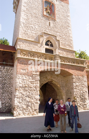 Historique St Florian ou Florianska porte d'entrée de la vieille ville de Cracovie, Pologne, avec des gens marchant à travers la tour médiévale de pierre. Banque D'Images