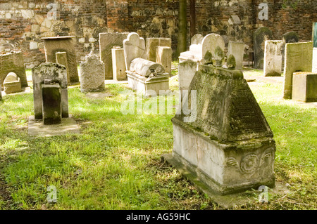 Vieilles pierres tombales et matzevas dans le cimetière juif de Remuh, district de Kazimierz, Cracov, Pologne. Cimetière historique avec monuments altérés. Banque D'Images