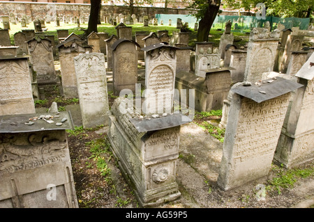Ancien cimetière juif Remuh à Kazimierz, Cracov, Pologne. Pierres tombales matzevas altérées avec inscriptions hébraïques dans un cimetière patrimonial. Banque D'Images