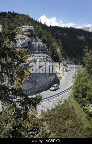 Route de montagne dans les alpes Banque D'Images