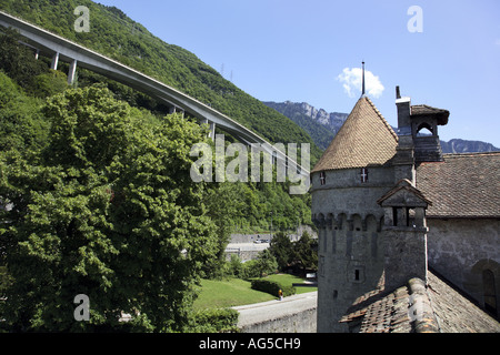 Vue du château médiéval de Chillon avec pont de l'autoroute moderne au-dessus Banque D'Images