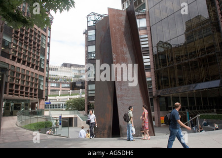 Sculpture intitulée 'Fulcrum' par l'artiste américain Richard Serra à l'entrée de Broadgate, dans la ville de London, GB UK Banque D'Images