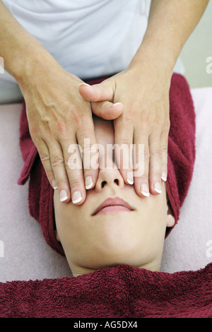 Young woman getting a massage du visage Banque D'Images