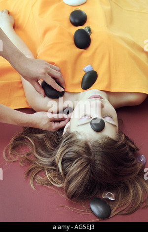 Young woman getting a massage aux pierres chaudes Banque D'Images