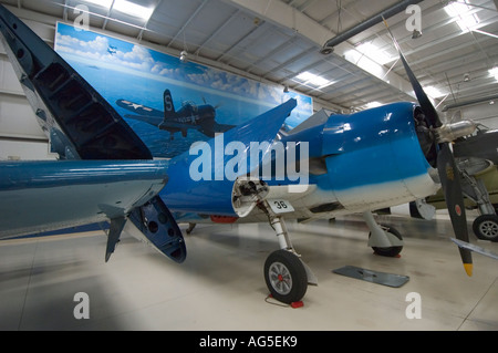 Californie Palm Springs Air Museum Grumman F6F Hellcat Guerre Mondiale deux avions de chasse de la Marine murale Corsair Banque D'Images