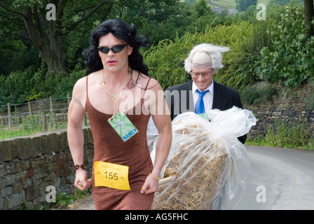 Porteur habillé comme Nancy dell'Olio & Sven-Goran Eriksson pour le ferme de la race de paille Banque D'Images