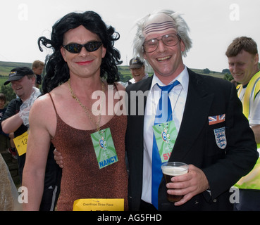 Porteur habillé comme Nancy dell'Olio & Sven-Goran Eriksson pour le ferme de la race de paille Banque D'Images