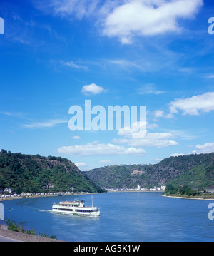 Trafic maritime près de St Goarshausen sur le Rhin en Allemagne Banque D'Images