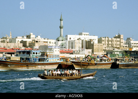 Emirats arabes unis Dubaï Abra de taxi de l'eau sur le ruisseau Banque D'Images