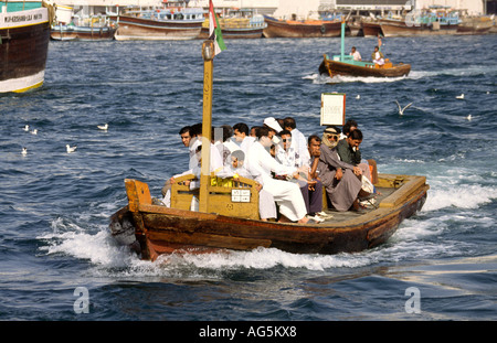 Émirats arabes unis Dubaï Abra de taxi de l'eau sur le ruisseau Banque D'Images