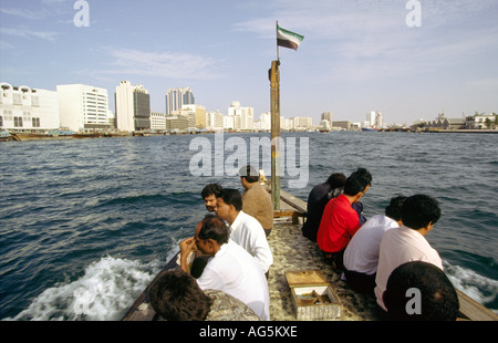 Emirats arabes unis Dubaï Abra water taxi passagers sur le ruisseau Banque D'Images