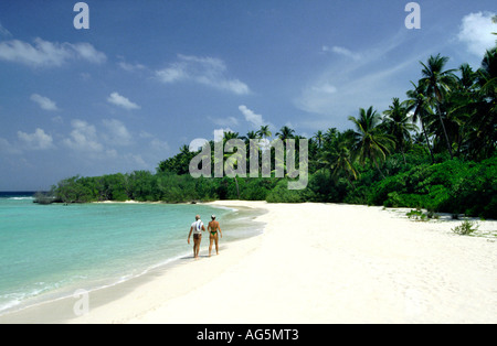 Kuredu Maldives Resort vacanciers, marcher sur la plage de palmiers vide Banque D'Images