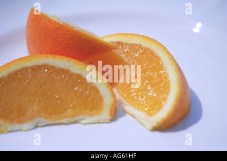 Close up de 3 tranches d'orange on white plate Banque D'Images