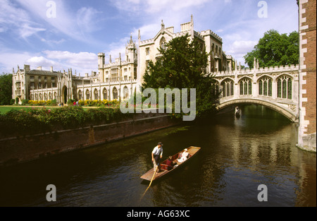Cambridge Cambridgeshire St Johns College le Pont des Soupirs sur la rivière Cam Banque D'Images