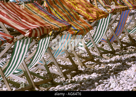 Transats colorés Bière Devon dans le vent sur la plage Banque D'Images