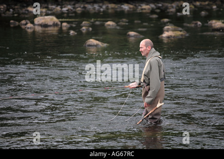 Pêcheur écossais dans des échassiers paternant dans la rivière Spey, Speyside, Castle Grant Beat, Écosse Royaume-Uni, Banque D'Images