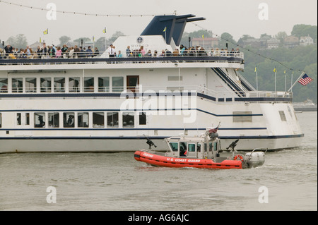 Un bateau des gardes-côtes américains escorte un petit bateau de croisière sur la rivière Hudson à New York Mai 2006 Banque D'Images