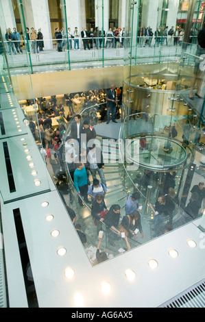 Vue sur le cube de l'Apple Store de la 5ème Avenue à New York City USA 19 mai 2006 Banque D'Images