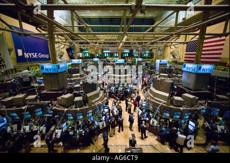 Vue grand angle de la principale salle de marché à la Bourse de New York USA Juillet 2006 Banque D'Images