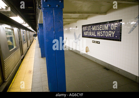 Vue sur la 81ème rue Musée d'Histoire Naturelle de métro à New York City USA Mars 2006 Banque D'Images