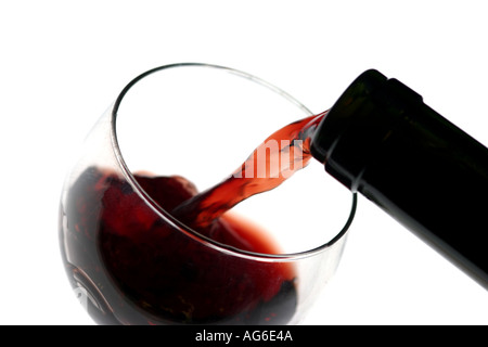 Le vin rouge est versé dans un verre Banque D'Images