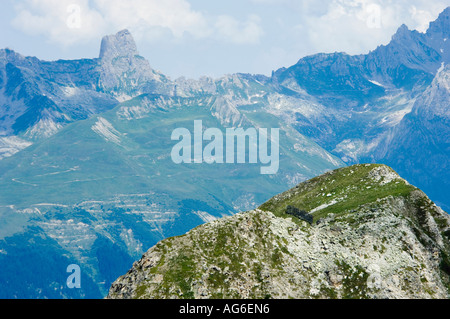 La Pierra Menta et le Beaufortain montagnes de La Plagne dans les Alpes avec la montagne de Tarentaise en premier plan Banque D'Images