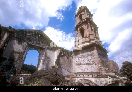 L'église ruinée de San Juan Parangaricutiro dans un champ de lave de l'éruption du volcan Paricutin à Michoacan Mexique Banque D'Images