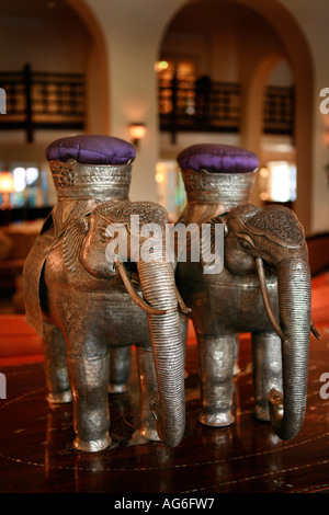 Les éléphants d'argent à l'Hôtel Raffles Le Royal, Phnom Penh, Cambodge Banque D'Images