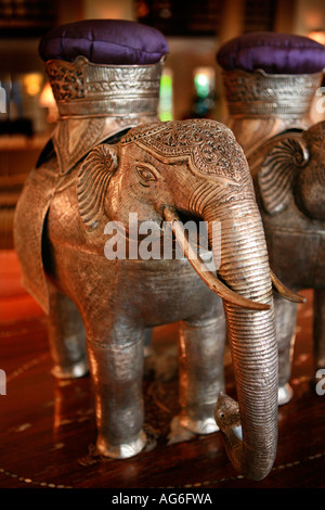 Les éléphants d'argent à l'Hôtel Raffles Le Royal, Phnom Penh, Cambodge Banque D'Images
