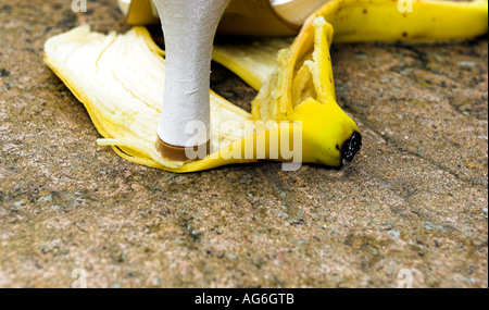 Hautes chaussures de talon sur le point de glisser sur une peau de banane. Banque D'Images