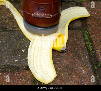 Personne à propos de marcher sur une peau de banane et de glisser. Banque D'Images