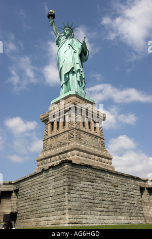 Statue de la liberté debout sur une île dans le port de New York, USA Banque D'Images