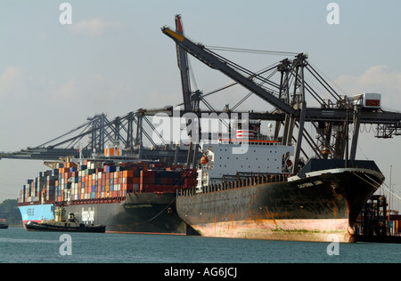 Le SGT le terminal sud de l'Angleterre Le chargement et le déchargement des navires britanniques Banque D'Images