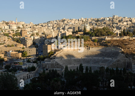 Vue sur le théâtre romain du 2ème siècle situé à pied De Jabal Al-Joufah à l'ombre du centre moderne d'Amman quand La ville était connue sous le nom de Philadelphie Banque D'Images