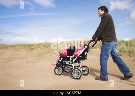 Balade sur la plage de Pembrey, au sud-ouest du pays de Galles Banque D'Images